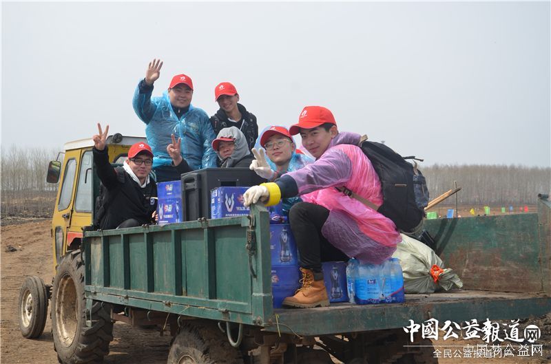 完美电竞官方网站圆满完成“保护青山绿水_共建大美龙江”千人公益植树志愿服务工作